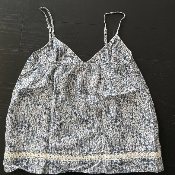 Abercrombie & Fitch Tank Top with a blue print and pretty eyelet detail - Picture 4 of 4